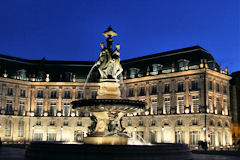 Bordeaux éclairage de la fontaine des 3 Grâces place de la bourse | Photo Bernard Tocheport