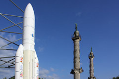 Bordeaux fusée Ariane sur la place des Quinconces face aux colonnes rostrales | Photo 33-bordeaux.com