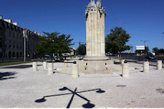La fontaine de la grave à Bordeaux et l'ombre des lampadaires | Photo Bernard Tocheport