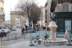 Face à la porte de Bourgogne, la nouvelle fontaine encore emballée | Photo 33-bordeaux.com