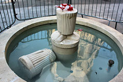 Bordeaux cours Victor Hugo et le désolant spectacle de la fontaine Retour d'Egypte en morceaux | Photo 33-bordeaux.com