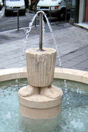 Fontaine n'ayant conservé que les pieds en eau cours Victor Hugo | Photo 33-bordeaux.com