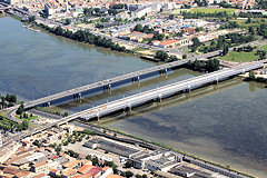 Bordeaux vue aérienne des ponts Eiffel, Garonne et Saint Jean | Photo Bernard Tocheport