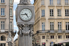 Bordeaux les 2 horloges de la place de la comédie face à la rue Saint Catherine | Photo Bernard Tocheport