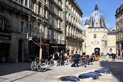 Bordeaux la place du Palais, sa fontaine et la porte Cailhau | Photo Bernard Tocheport