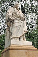Bordeaux Statue rénovée de Montaigne |  photo 33-bordeaux.com