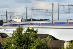 Bordeaux un TGV sur le pont Garonne après sa mise en service | Photo Bernard Tocheport