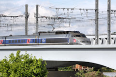 Bordeaux un TGV sur le pont ferroviaire Garonne | Photo Bernard Tocheport