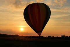 Atterrisage montgolfière à Saint Emilion au moment du coucher de soleil | Photo 33-bordeaux.com