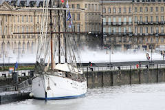 Devant les brumes du miroir d'eau de Bordeaux le Marité voilier 3 mâts | Photo Bernard Tocheport