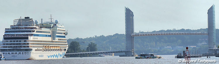 AIDAsol navire de croisières pont Chaban delmas Bordeaux | Photo Bernard Tocheport