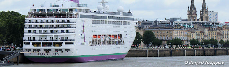 Navire Ambition - Ambassador Cruise Line à Bordeaux | Photo Bernard Tocheport