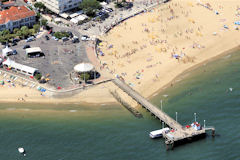 Arcachon photo aérienne de la jetée Eyrac et de la plage -   33-bordeaux.com