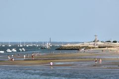 Arcachon -  plage et monument des péris en mer