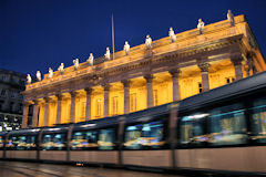 Bordeaux la nuit le tram passant devant le Grand Théâtre éclairé | Photo Bernard Tocheport