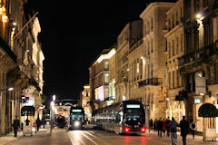 Bordeaux la nuit 2 tramways sur le cours de l'Intendance éclairé | Photo Bernard Tocheport