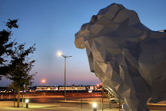 Bordeaux le lion bleu place Stalingrad regardant les quais de Bordeaux éclairés | Photo Bernard Tocheport