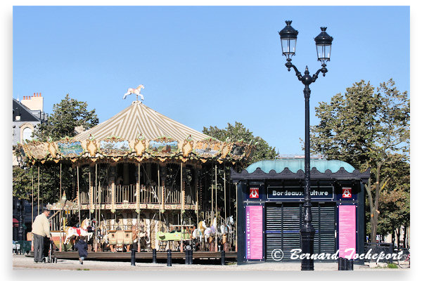 Kiosque Bordeaux Culture et manège des Allées de Tourny : 33-bordeaux.com