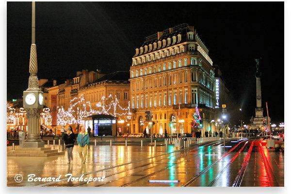 Vision nocturne d'un accès aux Allées de Tourny | Photo 33-bordeaux.com