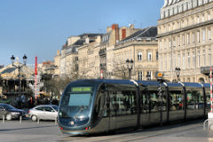 Tram circulant devant les Allées de Tourny : 33-bordeaux.com
