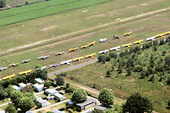 Vue aérienne d'une concentration d'avions Piper Cub sur l'aérodrome d'ANDERNOS | Photo Bernard Tocheport