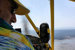 Pilote aux commandes d'un PIPER au dessus du bassin d'Arcachon | Photo Bernard Tocheport