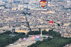 Décollage de montgolfières au lever du jour sur la place des Quinconces et la ville de Bordeaux | Photo Bernard Tocheport