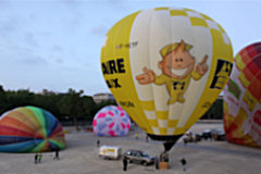 Bordeaux rassemblement de montgolfières sur la place des Quinconces | Photo Bernard Tocheport