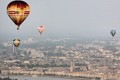 4 montgolfières survolant Bordeaux et la Garonne au petit matin | Photo Bernard Tocheport