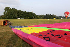 Nacelle et enveloppe de montgolfières après l'atterrissage à Yvrac | Photo Bernard Tocheport