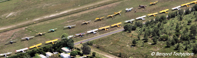 Vue aérienne d'une concentration de 50 avions Piper Cub sur l'aérodrome d'ANDERNOS | Photo Bernard Tocheport