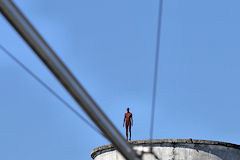La Sculpture d'Antony Gormley en position de funambule depuis un silo | Photo Bernard Tocheport