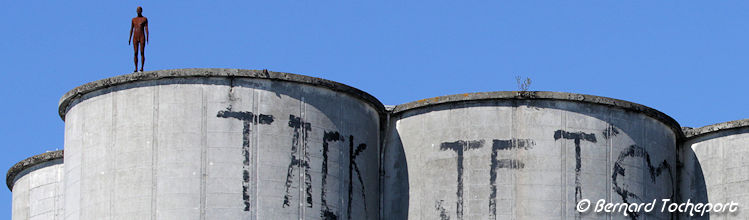 Sculpture d'Antony Gormley au sommet d'un silo des bassins à flot