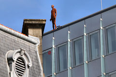 Cité municipale la statue d'Antony Gormley prête à gravir d'autres toits | Photo 33-bordeaux.com