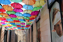 Ciel de parapluies Promenade Sainte Catherine à Bordeaux | Photo Bernard Tocheport