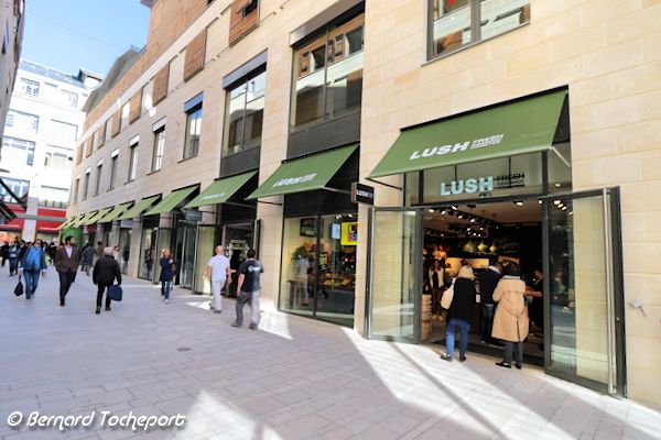 Allée et commerces de la Promenade Sainte Catherine à Bordeaux | Photo Bernard Tocheport