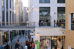 Boutiques et passerelle de la Promenade Sainte Catherine à Bordeaux  : nouvelles enseignes |   photo 33-bordeaux.com