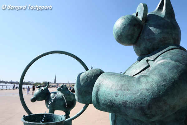 Pipi et Grobidet : cible atteinte  ! - statue du chat de Philippe Geluck à Bordeaux | Photo Bernard Tocheport