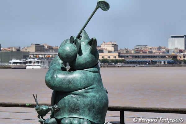 Le Golfeur en pleine concentration - statue du chat de Philippe Geluck à Bordeaux | Photo Bernard Tocheport
