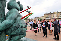 Philippe Geluck présente sa statue Le Martyre du Chat aux personnalités bordelaises | Photo Bernard Tocheport