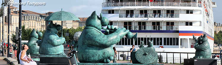 Le Chat déambule devant navire croisières Europa | Photo Bernard Tocheport