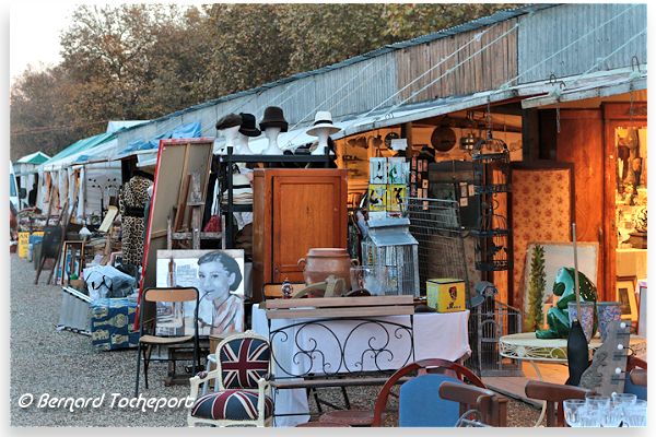 Grand choix d'objets anciens à la Foire à la brocante de Bordeaux | photo Bernard Tocheport