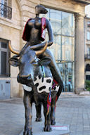 Cow Parade de Bordeaux : une Jolie Fleur dans une peau d'vache, allées de Tourny