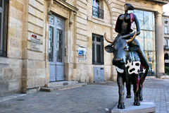 Cow Parade de Bordeaux : une Jolie Fleur dans une peau d'vache, allées de Tourny