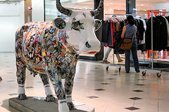 Cow Parade de Bordeaux : vache la Christolyna, centre commercial Saint Christoly