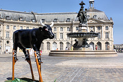 Cow Parade de Bordeaux : La vache Landaise, place de la Bourse