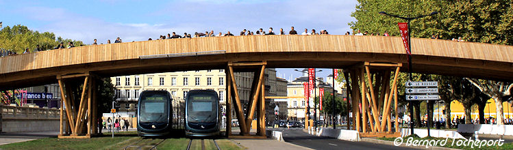 2 tramways sous le pont des Quinconces