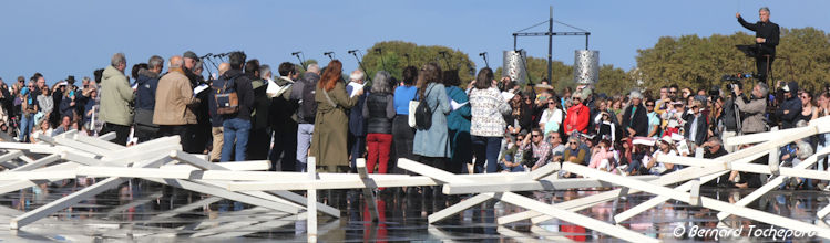 Bordeaux FAB 2024 Choeur de l'Opéra de Bordeaux sur le miroir d'eau | Photo Bernard Tocheport