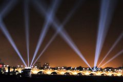 Rayons laser sur le pont de pierre pour  Bordeaux Fête du fleuve 2015