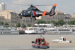 Hélicoptère Dauphin sur la vedette de la SNSM à  Bordeaux Fête du fleuve 2015